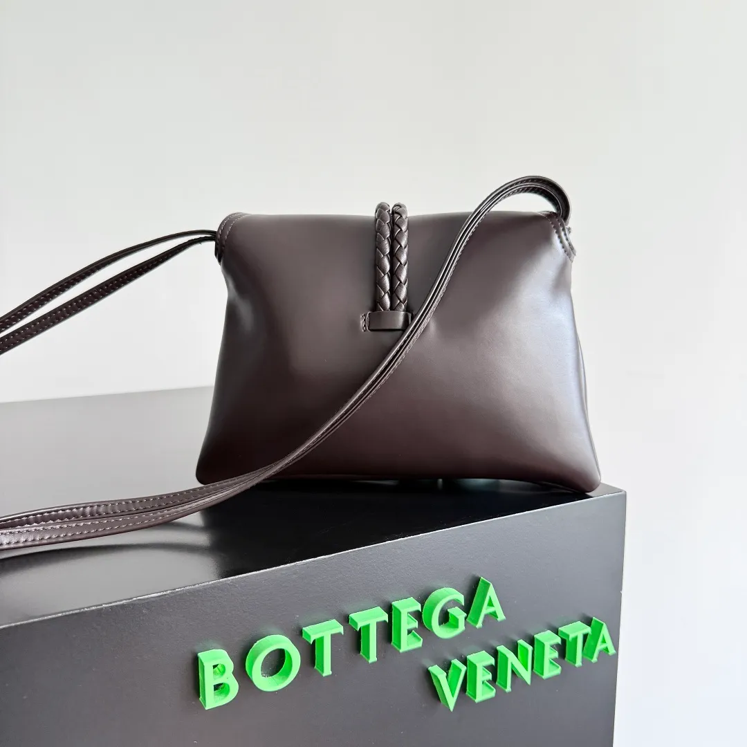 Batch 1520 BOTTEGA VENETA 2025 women's mini LIBERTA crossbody bag, the smallest size is shipped! ! Summer is here, how can you go out and play without a small bag? The "Freedom" series has the advantage of not being picky about seasons. I really like it. A small bag with a generous temperament is an indispensable item for every girl to perfectly adapt to the variety of summer outfits. The high-quality leather reveals a delicate luster. The U-shaped high-quality hardware design is enlarged in this size, which is the finishing touch. Whether it is attending a banquet or daily travel, it can show off the taste. Style No.: 826147 Size: 24*15.5*5cm